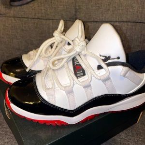 Jordan bred 11s size 1.5Y (gradeschool)